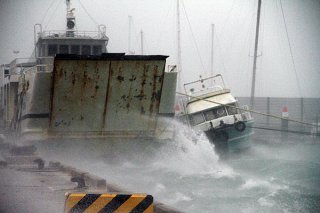 暴風雨と高波で大きく揺れる船舶＝10日午後５時ごろ、石垣漁港
